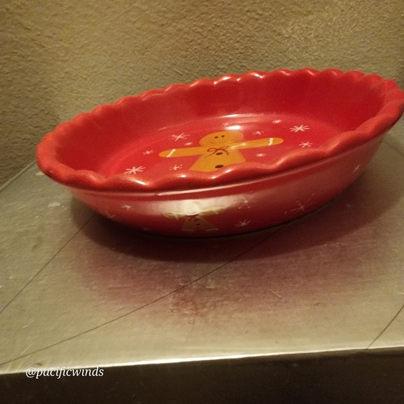 10" Red Gingerbread Pie Dish - Picture 2 of 8